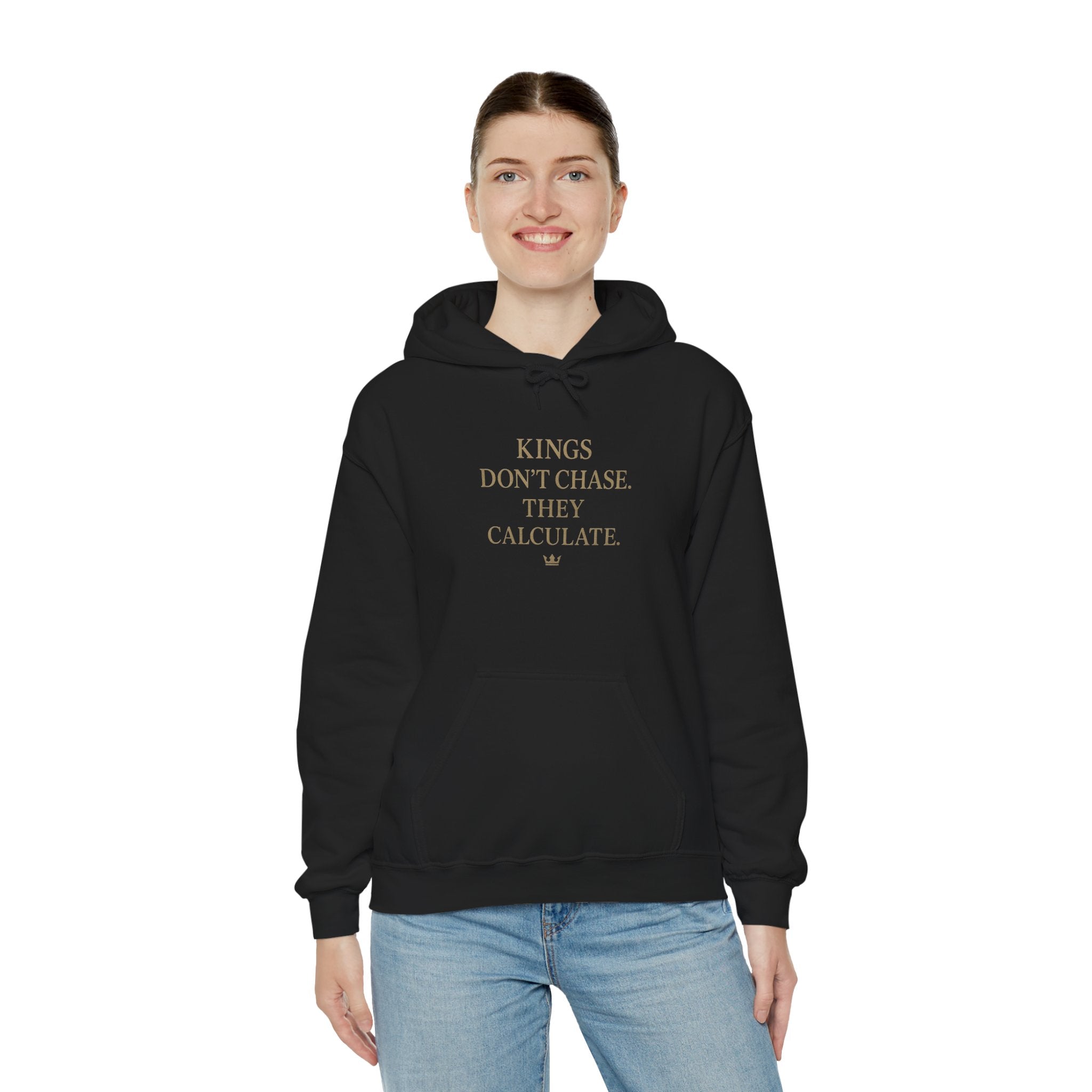 Motivational Hoodie - Kings Don't Chase They Calculate, Cozy Unisex Hooded Sweatshirt for Everyday Wear, Gift for Him/Her, Relaxed [...]